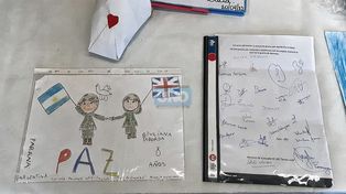 Este dibujo participó pero no podía ser seleccionado porque el ex coronel Britanico Geoffrey Cardozo, quien&nbsp; hizo el cementerio de Darwin, lo pidió para él. Aseguró que al verlo se puso a llorar de emoción.