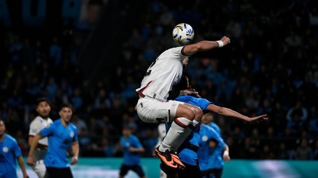 Cocoliso González cabecea y la pelota en la mano de Sporle