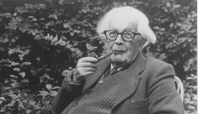 Jean Piaget en su jardín.