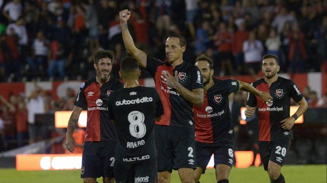 Newells fue contundente, tuvo fútbol y goleó a un Colón sin alma por 4 a 0