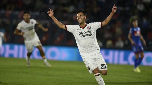 Cristian Ferreira celebra el gol del empate de Newells en Victoria ante Tigre