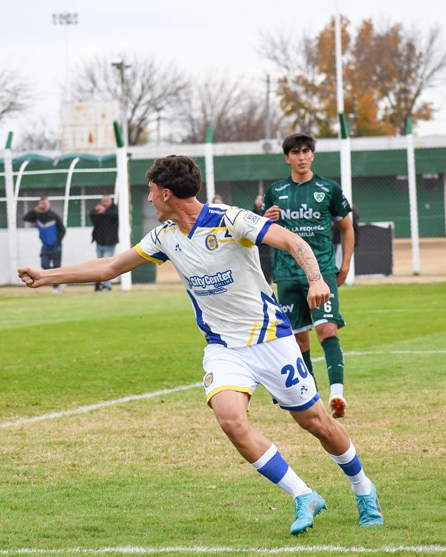 Felici celebra su gol en la victoria de Central sobre Sarmiento de Junín.