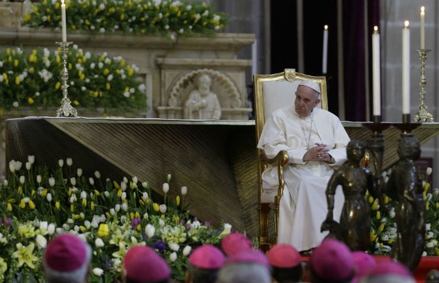 El papa Francisco escucha un discurso durante el encuentro con obispos en la catedral de México. (Foto: AP)