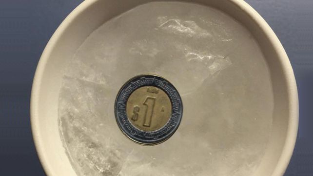 ¿Por qué deberías poner una moneda en el freezer?