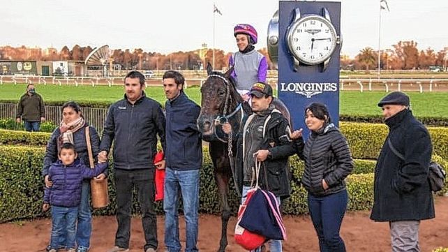 Tradicional. Agustina y la foto clásica del turf con el caballo ganador