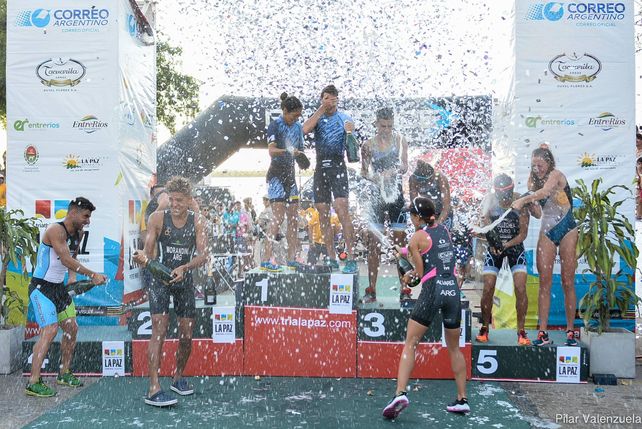 El podio final. Los primeros clasificados en ambas ramas festejaron a lo grande tras el cierre de la actividad que había comenzado el viernes con los Infantiles.