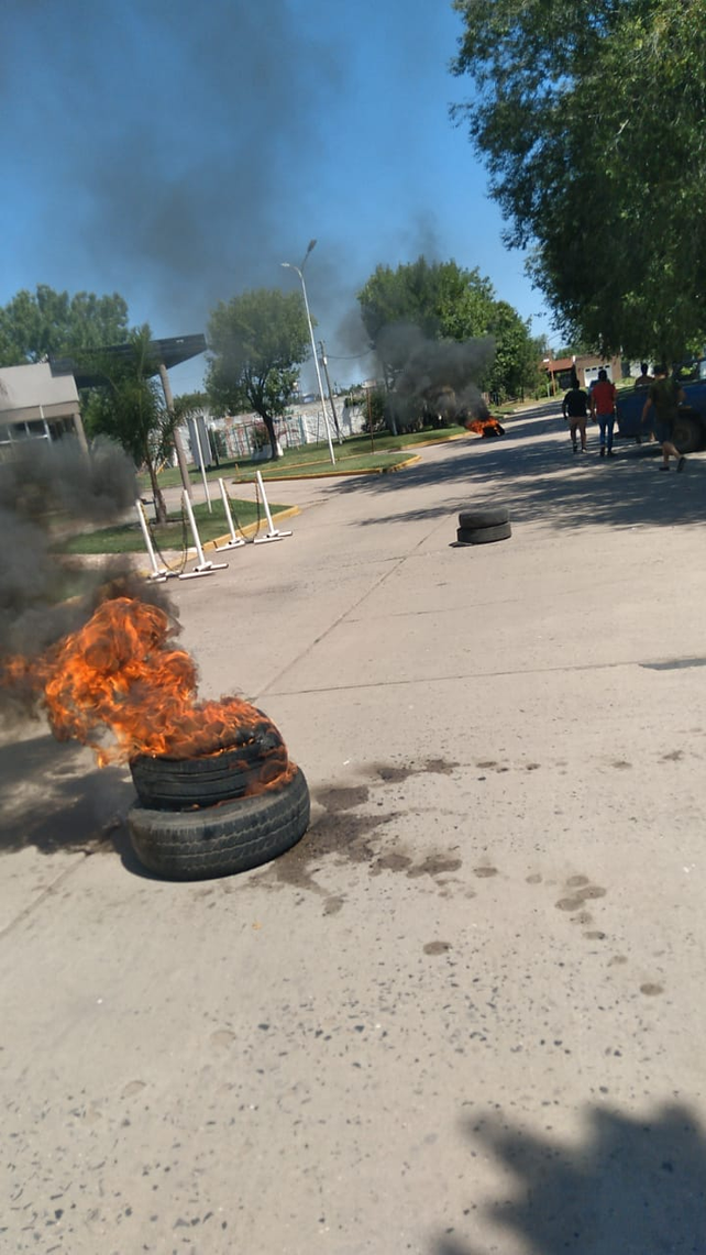 Quema de cubiertas y protesta frente a la comuna de Diego de Alvear por las habilitaciones a los pescadores de San Gregorio.