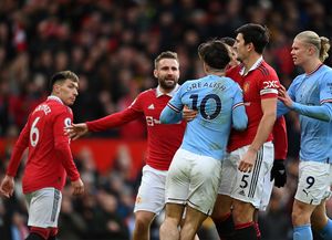 Polémica en Manchester por una imagen que perdura en los escudos del City y el United