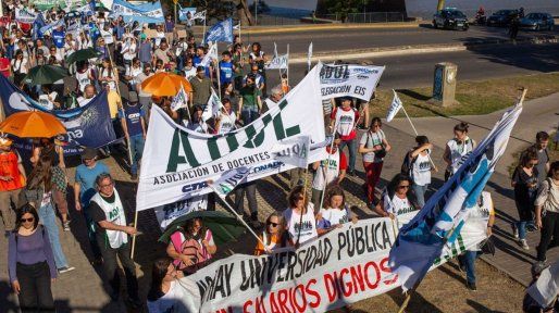 Un docente universitario debería cobrar $2,2 millones pero percibe mucho menos, según la UNL