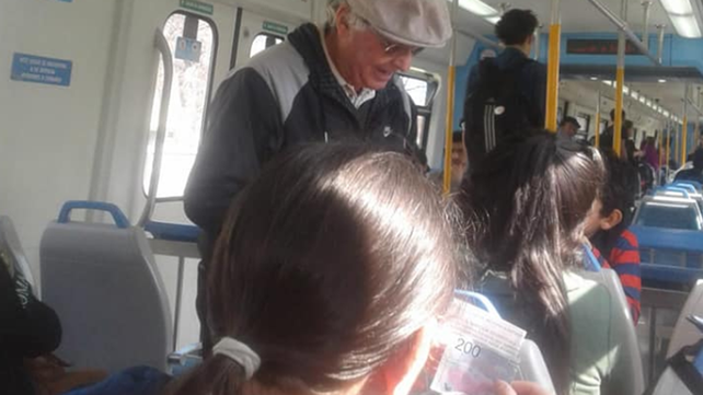 Un abuelo repartió billetes de 200 pesos en un tren