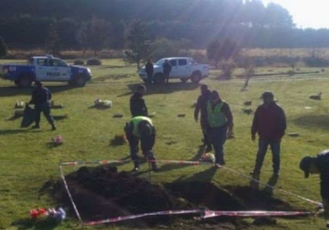 Cavaron una fosa en el cementerio y se encontraron con una sorpresa