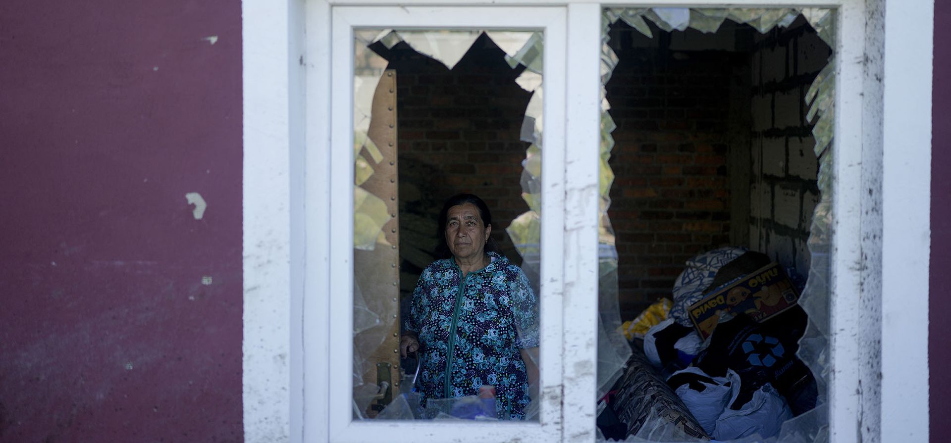 Nastasia Vladimirovna posa para un retrato desde el interior de su casa, destruida por ataques rusos en Mostyshche, en las afueras de Kyiv. Vladimirovna vivía ahí con 18 miembros de su familia, pero ahora ella y su esposo se están quedando en la casa de un vecino.