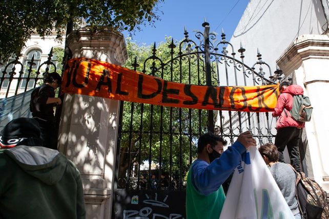 Un abrazo simbólico al edificio que ocupan actualmente fue una de las acciones de los estudiantes semanas atrás.&nbsp;
