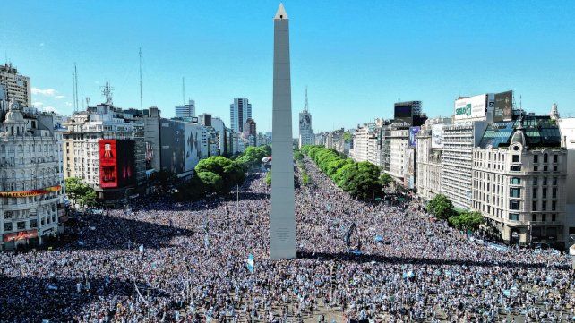 Una multitud ya espera a los campeones del mundo en el Obelisco.