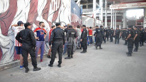 Crisis y caos en Unión: detuvieron a 18 hinchas por intentar forzar un portón para agredir a dirigentes