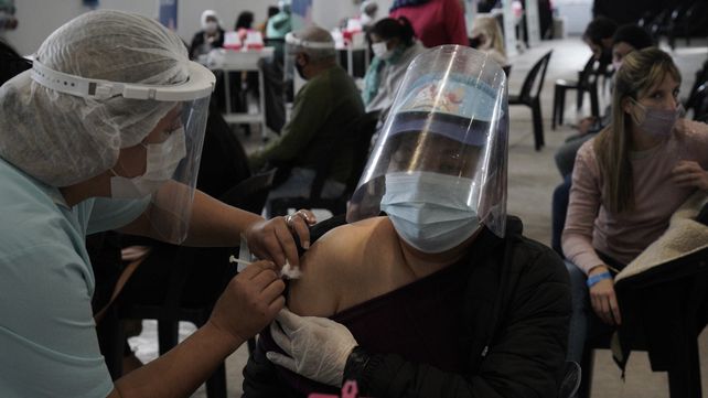 La campaña de vacunación avanza a buen ritmo en los galpones de la ex Rural.