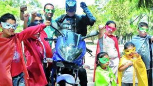 El Capitán Menganno tiene una escuela de superhéroes para combatir el delito