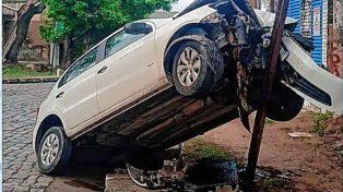 Una joven chocó contra una estructura metálica y el auto quedó sobre una boca de tormenta