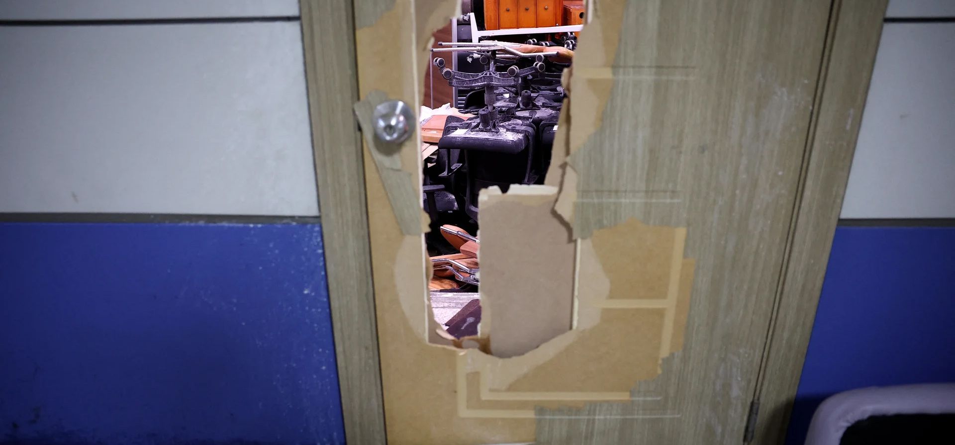 Los muebles se amontonan detrás de una puerta que resultó dañada cuando las fuerzas militares irrumpieron en el edificio de la Asamblea Nacional. Fotografía: Kim Hong-Ji/Reuters Los muebles se amontonan detrás de una puerta que resultó dañada cuando las fuerzas militares irrumpieron en el edificio de la Asamblea Nacional. Fotografía: Kim Hong-Ji/Reuters