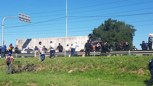 Rescataron y trasladaron al hospital a las dos mujeres atrapadas en el auto aplastado