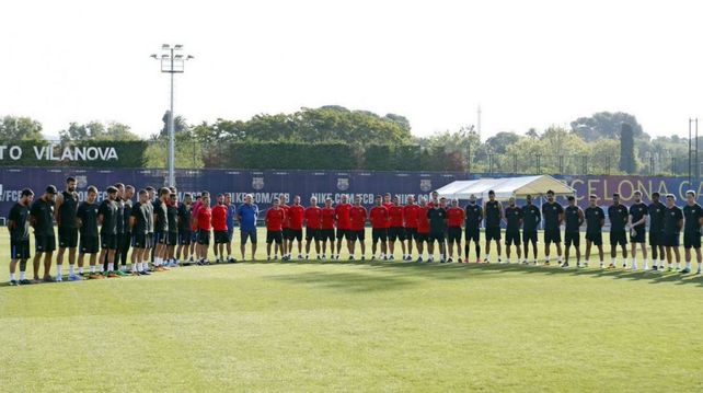 Homenaje. El plantel catalán rinde tributo en el complejo blaugrana Tito Vilanova.