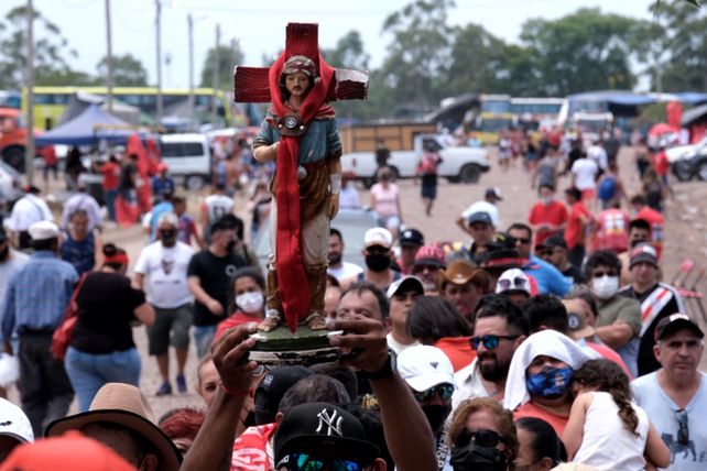 Los seguidores del Gauchito soportaron una temperatura de 35 grados en Mercedes.