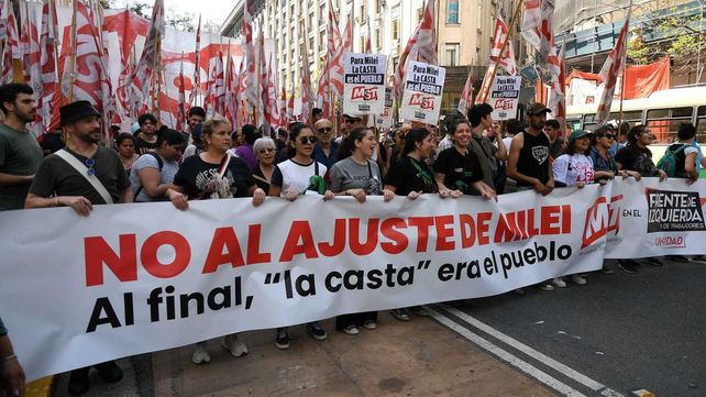 Corridas y enfrentamientos entre manifestantes y la policía rumbo a Plaza de Mayo