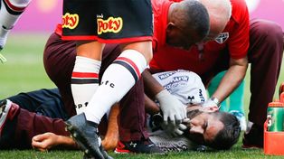Lucas Pratto recibió un duro golpe y asustó a todos
