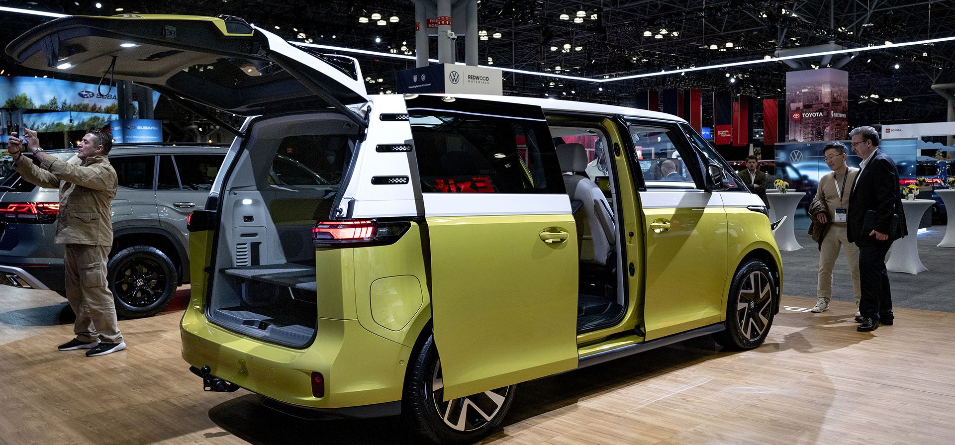 El Volkswagen ID Buzz totalmente eléctrico se exhibe en el Salón Internacional del Automóvil de Nueva York en Nueva York el miércoles 5 de abril de 2023. (Foto AP/Craig Ruttle)