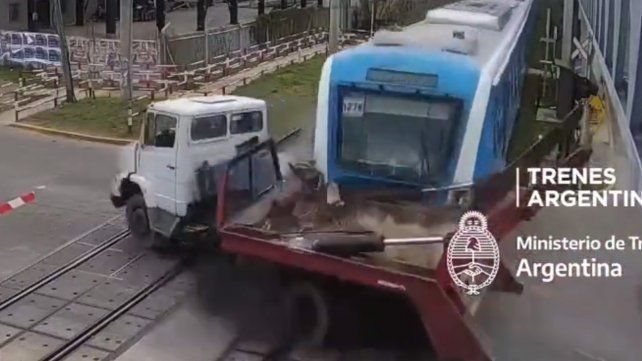 Un camión cruzó con las barreras bajas en Quilmes y lo arrolló un tren