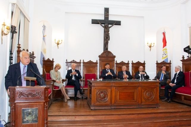 Cruz de fondo. Rafael Gutiérrez dio su discurso de inauguración del año judicial en Santa Fe con la presencia de los otros miembros de la Corte y el gobernador Maximiliano Pullaro.