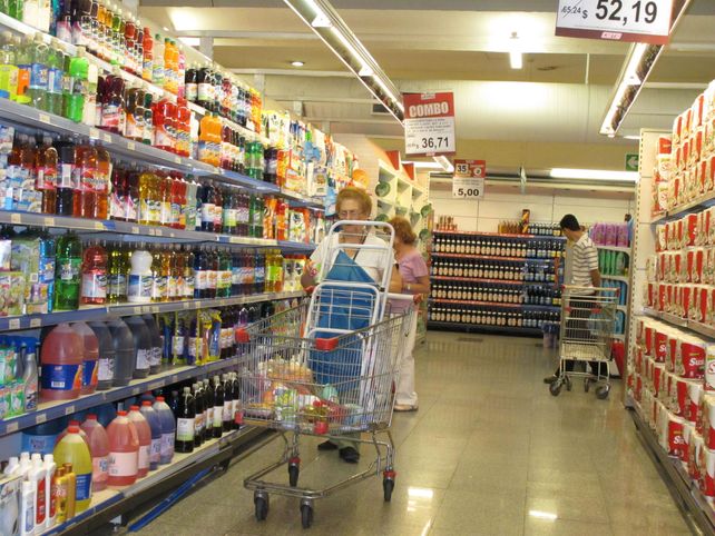 Arriba. La suba del precio de los alimentos está en alza y los consumidores moderan sus compras.