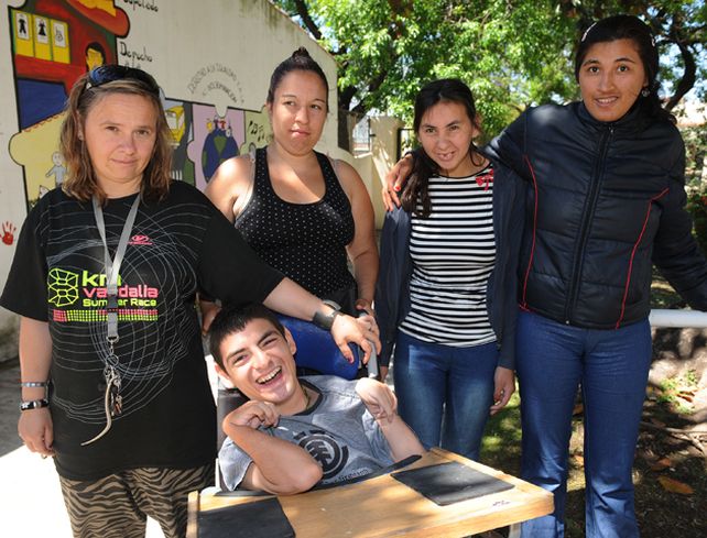 Los chicos del Hogar Santa Cecilia que el domingo debutaron en las urnas. (Foto: A. Celoria)