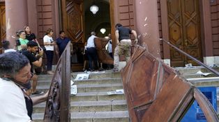 Piden información para ubicar a 58 personas por los desmanes en el Palacio de los Leones