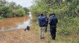 Personal policía realizan trabajos de rastrillaje en la zona inundada del parque San Carlos.