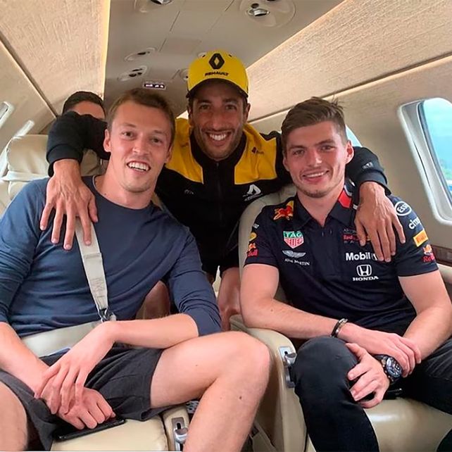Daniil Kvyat y Max Verstappen juntos en 2019, en un jet privado. 