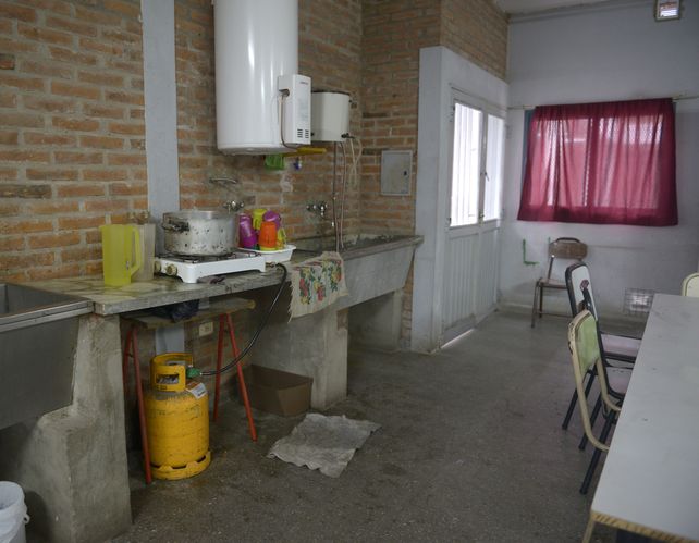 Con garrafas. En la escuela del barrio Santa Lucía las obras de gas se terminaron hace un año