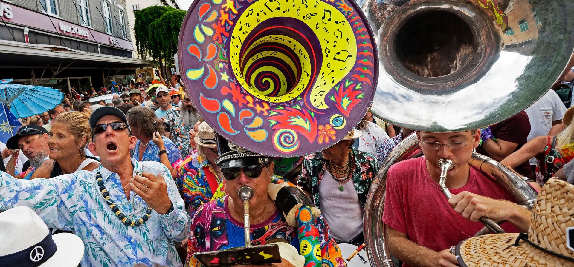 Cayo Hueso, Florida R. Visitantes marchan por la calle Duval durante una procesión que celebra la vida de Jimmy Buffett, quien ha muerto. Fotografía: Rob O Cayo Hueso, Florida R. Visitantes marchan por la calle Duval durante una procesión que celebra la vida de Jimmy Buffett, quien ha muerto. Fotografía: Rob O