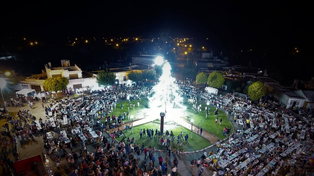 Chovet vuelve a celebrar la Fiesta del Arbolito alrededor del gigantesco árbol de luces ubicado frente a la Comuna.