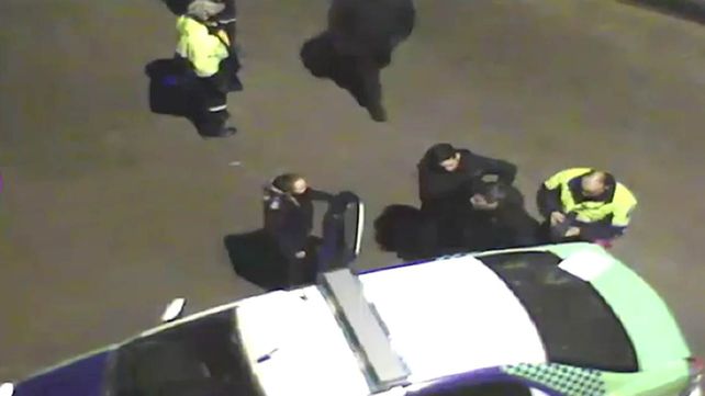Cuatro policías fueron detenidos al ser identificados por cámaras de seguridad como autores de un robo.