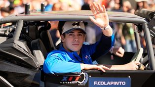 Acá estoy yo. Franco Colapinto saluda antes de la largada en Austin. Se hizo notar de nuevo en la Fórmula 1, pero Alpine lo retó