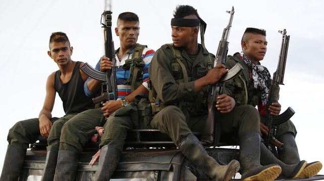 En plena selva. Un grupo de guerrilleros llega en un viejo camión a los Llanos del Yarí para la conferencia de paz