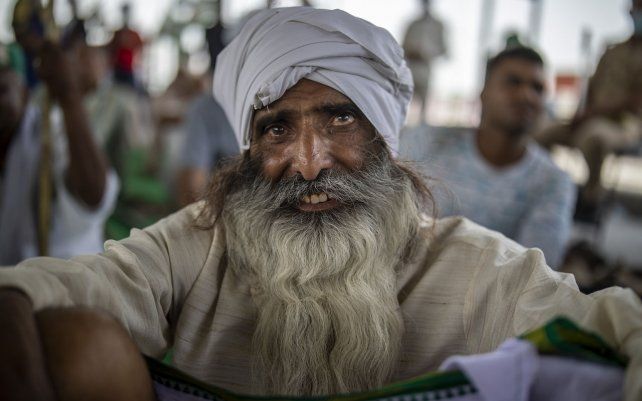 Un anciano agricultor escucha a un orador durante una protesta contra el aumento del precio del combustible y el gas para cocinar en Ghazipur, frontera entre Delhi y Uttar Pradesh, cerca de Nueva Delhi, India.