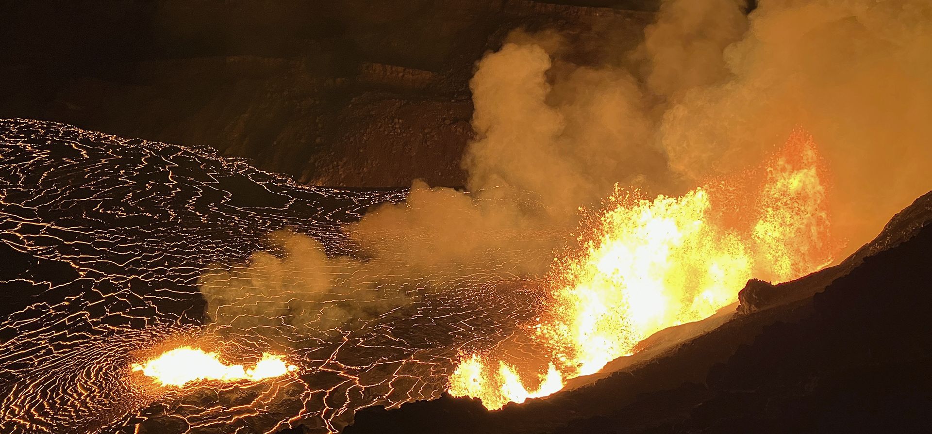 Erupción en la cima del volcán Kilauea en Hawái, el lunes 23 de diciembre de 2024. (M. Zoeller/Servicio Geológico de Estados Unidos vía AP) Erupción en la cima del volcán Kilauea en Hawái, el lunes 23 de diciembre de 2024. (M. Zoeller/Servicio Geológico de Estados Unidos vía AP)
