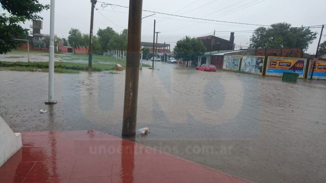 Desbordadas. Las calles del Paraná XVI sintieron el rigor de la intensa lluvia.
