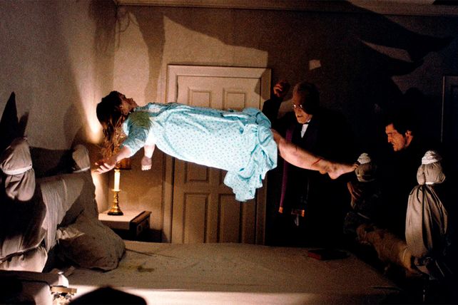 Regan (Linda Blair) está suspendida en el aire