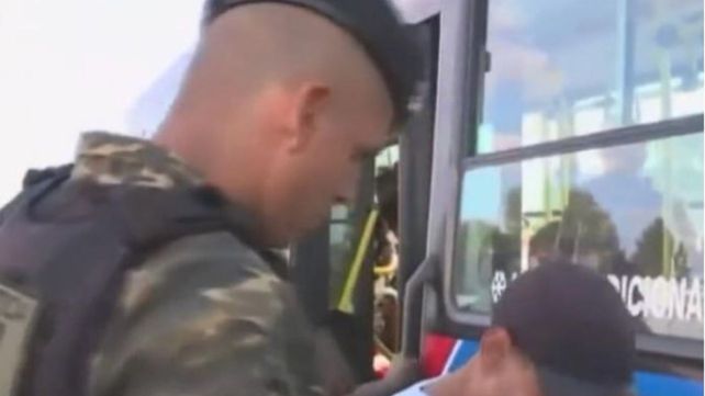 Los efectivos controlaron a los pasajeros. (Foto: captura TV)