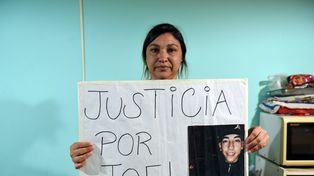 La madre de Joel, Jorgelina, sostiene un cartel con una foto de su hijo. Fue querellante en el juicio.