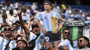 Fanáticos de Argentina sostienen una gigantografía de Diego Maradona antes del partido contra Arabia Saudita en el estadio Lusail, en el Mundial Qatar 2022.&nbsp;