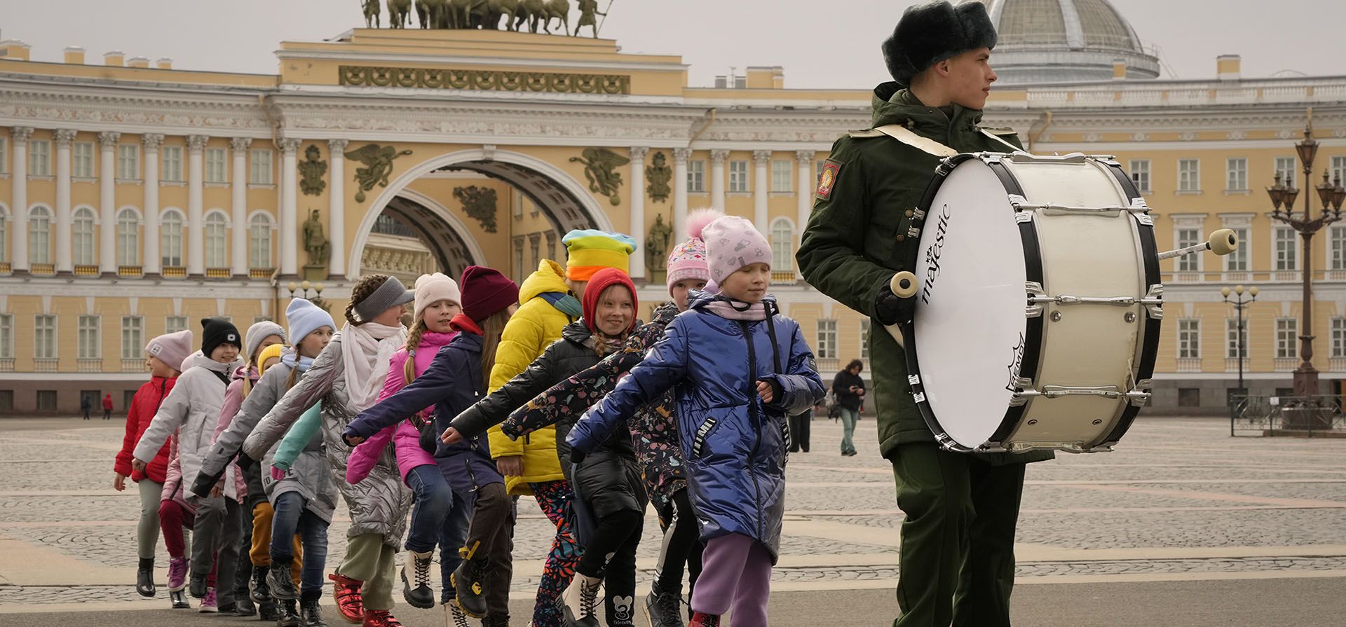 Niños marchan siguiendo al baterista de una banda militar durante un ensayo para el desfile del Día de la Victoria que tendrá lugar en la Plaza Dvortsovaya el 9 de mayo para celebrar los 77 años después de la victoria en la Segunda Guerra Mundial en San Petersburgo, Rusia, el jueves, 14 de abril de 2022.